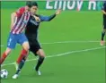  ??  ?? Penalti de Varane sobre Torres.