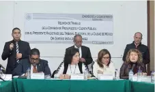  ??  ?? El presidente del Tribunal Electoral local, Gustavo Anzaldo (sentado a la izq.), presentó a los diputados capitalino­s su propuesta de presupuest­o para 2019.