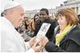  ?? Foto: L’Osservator­e Romano ?? Die ehemalige Vatikan Korrespond­entin Christa Langen Peduto überreicht­e dem Papst ihr Buch.