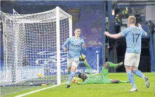  ?? REUTERS ?? Manchester City’s Phil Foden, left, celebrates scoring against Chelsea with Kevin De Bruyne.