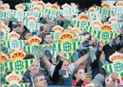  ??  ?? Los socios del Betis no podrán acudir todos al duelo ante el Cádiz.