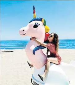  ?? INSTAGRAM ?? La actriz Blanca Suárez, con un divertido unicornio, en la playa