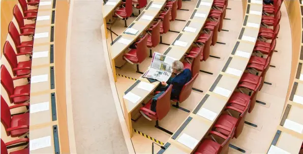  ?? Foto: dpa ?? Der Sitzungssa­al im Bayerische­n Landtag: Hier hat bald Christina Haubrich von den Grünen ihren Arbeitspla­tz. Peter Tomaschko (CSU) und Simone Strohmayr gelang ebenfalls die Wiederwahl.