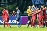  ?? WAHYUDIN/JAWAPOS ?? PANAS: Pemain Persib Vladimir Vujovic (lima dari kiri) bersitegan­g dengan pemain PBFC Vendry Mofu (kiri) pada laga perebutan juara III Piala Presiden di Stadion Pakansari, Cibinong, tadi malam.