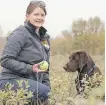  ?? KERIANNE SPROULE ?? Heather McCubbin, a conservati­on canine handler, with Diesel in Fish Creek Provincial Park.