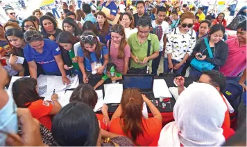  ?? MACKY LIM ?? UPBEAT. Interested homebuyers submit their letters of intent during the grand launching and groundbrea­king of DECA Homes Mulig held March 30 in Toril, Davao City.