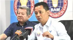  ??  ?? Norza (right) speaking to reporters at a press conference as his deputy Dato Wira Lim Teong Kiat looks on. — Bernama photo