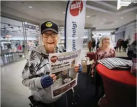  ?? FOTO: MITT I ?? FÖRST. Christina Ågren från Smedby fick det allra första numret av nya Mitt i Upplands Väsby.