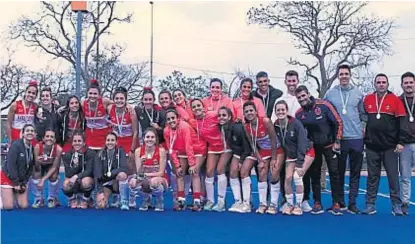  ?? (PRENSA CAH) ?? Sonrisas de plata. Jugadoras y cuerpo técnico de la “U”, contentos y orgullosos con su premio.