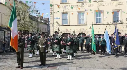  ??  ?? Army Reserve, Ballindagg­in Pipe Band and UN Vets at the Easter 1916 Ceremony in Enniscorth­y.
