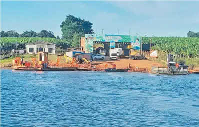  ?? ?? El puerto de balsas de Tembiaporã, que representa la única entrada y salida de la localidad. Otra alternativ­a es un camino de tierra.