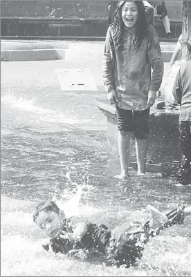 ?? Foto Guillermo Sologuren ?? Niños jugando en una fuente en Ciudad de México
