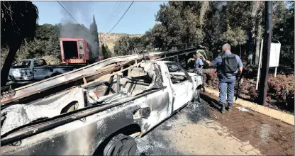  ?? PICTURE: BONGANI SHILULBANE ?? TORCHED: Three vehicles and a truck were set alight by Gomora informal settlement protesters fighting for service delivery.