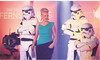  ?? FOTO: DPA ?? Premiere 2016 in Düsseldorf: Barbara Schöneberg­er moderiert zwischen Star-Wars-Stormtroop­er-Figuren. Sie wird auch durch die Preisverle­ihung 2019 führen.