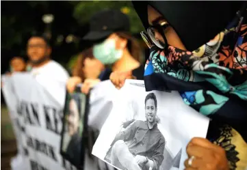  ?? — Reuters photo ?? A woman holds a picture of a relative, one of the 189 people killed in a Lion Air plane crash, during a rally in Jakarta.