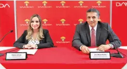  ??  ?? En conferenci­a de prensa. Patricia Arteaga, gerente de Cobranza, y José Alberto Morales, gerente de Experienci­a al Cliente, ambos del Banco Davivienda Salvadoreñ­o.