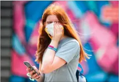  ??  ?? Flere tilskuere har valgt at baere maske for at beskytte sig mod den forurenede luft under forberedel­serne til Australian Open. Foto: Asanka Brendon Ratnayake/AFP