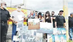  ?? Luis.alcaladelo­lmo@gfrmedia.com ?? Actores y profesiona­les del teatro se manifestar­on por la falta de energía eléctrica en el Teatro Coribantes, en Hato Rey.