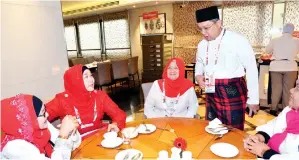  ??  ?? PENOLONG Setiausaha Pergerakan Pemuda Umno Negeri Sabah, Mohd.Bahrin Abd.Karim berbincang sesuatu bersama Ketua-Ketua Wanita Umno Bahagian.