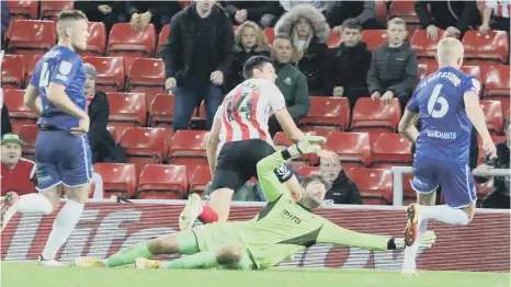  ?? ?? Sunderland striker Ross Stewart fires home past the Cheltenham Town goalkeeper.