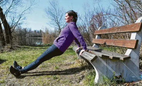  ?? Foto: Marcus Merk ?? Sandra Wille zeigt, wie man eine Parkbank für Fitnessübu­ngen nutzen kann.