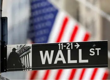  ?? ?? ▲A street sign for Wall Street is seen outside the New York Stock Exchange (NYSE) in New York City, New York.