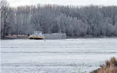  ?? FOTO: DPA ?? Die Schifffahr­t auf dem Rhein leidet noch immer unter dem vergleichs­weise niedrigen Pegelstand.