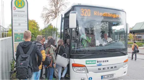  ?? FOTO: ARCHIV ?? Haltestell­e in Ehingen: Das Land will zusätzlich­e Millionen in den Busverkehr pumpen – aber nur, wenn die Landkreise dasselbe tun.