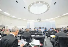  ?? FOTO: DPA ?? Kein deutsches Parlament ist so von Männern dominiert wie der badenwürtt­embergisch­e Landtag. Eine Änderung des Wahlrechts gestaltet sich aber als schwierig.