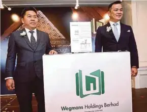  ?? PIC BY MUHD ZAABA ZAKERIA ?? Wegmans Holdings Bhd managing director Keh We Kiat (left) and executive director Collin Law Kok Lim at the launch of the company’s prospectus in Kuala Lumpur yesterday.