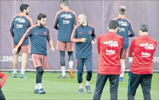  ?? CÉSAR RANGEL ?? Leo Messi y Andrés Iniesta charlan antes del último clásico del capitán del Barcelona