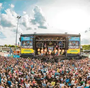  ?? Foto & Grafiken: Power Concerts; sabelskaya, stock.adobe.com ?? Die großen Hits der 90er-Jahre unter freiem Himmel und live erleben: Dazu hat man als Gast der Open-AirParty-Tour „Die 90er Live“Gelegenhei­t. Diese macht am Samstag, 21. September, Station auf Schloss Kaltenberg.