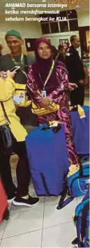  ??  ?? AHAMAD bersama isterinya ketika mendaftar masuk sebelum berangkat ke KLIA.