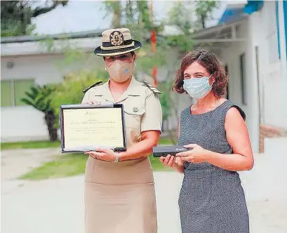  ??  ?? Leticia Díaz junto a Sabrina Caladrón, subsecreta­ria de Derechos, Bienestar y Género.