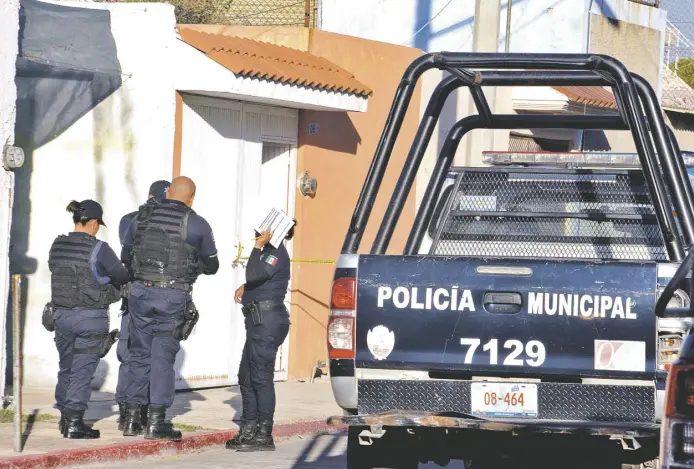  ??  ?? A pesar de que una unidad de Cruz Roja se trasladó al sitio, nada pudieron hacer los paramédico­s para salvar a la mujer.