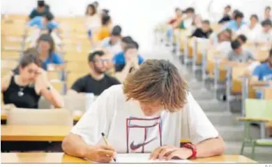  ?? D. C. ?? Alumnos realizando un examen en la UCA, en una imagen de archivo.
