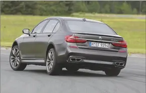  ??  ?? In de bocht helt de 2267 kilo wegende BMW flink over.