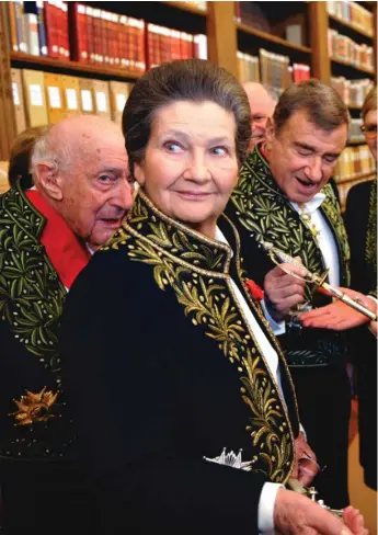  ?? | PHILIPPE WOPJAZER, POOL PHOTO VIA AP ?? Simone Veil, dressed in the French Academicia­n’s uniform, poses in the library of the Institut de France before a ceremony in Paris.