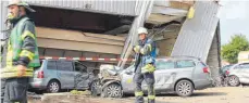  ?? FOTO: KATRIN BÖLSTLER ?? Der Lkw hat mehrere Autos in die Halle geschoben.