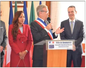  ??  ?? Le Consul Général du Portugal à Marseille, Pedro Marinho Da Costa (à droite), a été reçu par le maire Gérard Spinelli – et son épouse Ratree, qui lui a remis la Médaille de la Ville. (Photo S.I.)