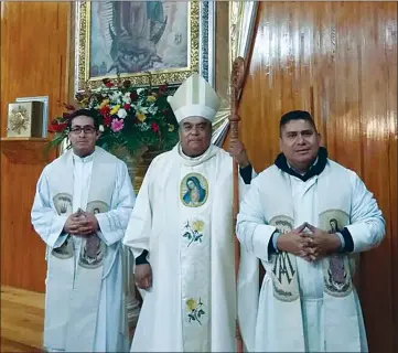  ??  ?? MonsEÑor JEsÚs José Herrera Quiñonez (al centro)