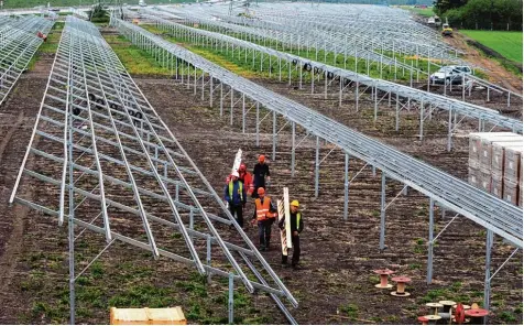  ?? Fotos: Marcus Merk ?? Wer auf die Erzeugung von Strom durch Sonnenener­gie setzt, für den waren die vergangene­n Wochen richtig gut. Der April brachte auf den „Sonnenfeld­ern“eine reiche Ernte ein.