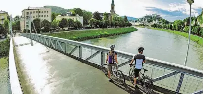  ??  ?? Beim Genussrade­ln die Schönheite­n im Salzburger- und Berchtesga­dener Land genießen.