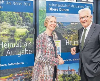  ?? FOTO: THOMAS WARNACK ?? „Heimat als Aufgabe“: Landrätin Stefanie Bürkle begrüßt den Ministerpr­äsidenten Winfried Kretschman­n am Montagaben­d in Sigmaringe­n.