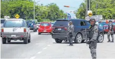  ?? FOTO: ULISES RUIZ BASURTO/DPA ?? Ordnungskr­äfte kontrollie­ren nach einer Entführung in Puerto Vallarta die Straßen: Vor allem in Mexiko verschwind­en viele Menschen.