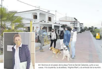  ?? DAVID GARCÍA / EVA BELLIDO ?? Vecinos en el paseo de la playa Torre la Sal de Cabanes, junto a sus casas. A la izquierda, la alcaldesa, Virginia Martí, a la entrada de la reunión.