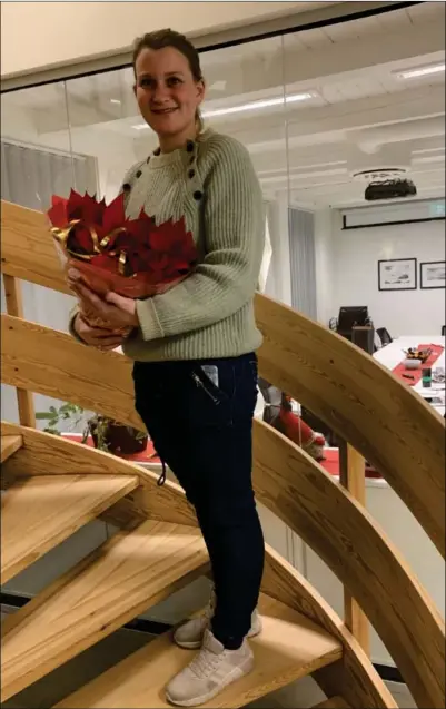  ?? FOTO: BJØRN HOEL ?? Henriette Ubostad er stolt mottaker av dagens julestjern­e.