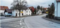  ?? Foto: Andrea Strahl ?? Ein Kreisverke­hr an dieser Einmündung zur Augsburger Straße würde die Verkehrs geschwindi­gkeit reduzieren und die Ortsstraße für Fußgänger sicherer machen. Da her gefällt dem Gemeindera­t die Idee.