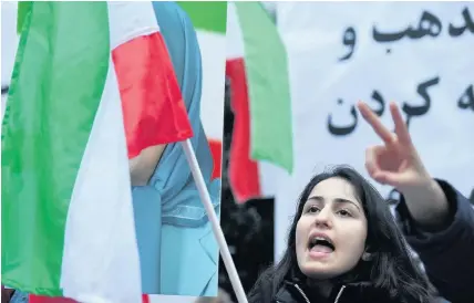  ??  ?? > Supporters of the People’s Mojahedin Organisati­on, Iran’s main opposition, rallying outside the Iranian regime’s embassy in London, in solidarity with Iranian people’s protests nationwide yesterday