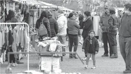  ??  ?? Mucha gente opta por las ferias para realizar sus compras. Buscarán darle un marco de funcionami­ento.